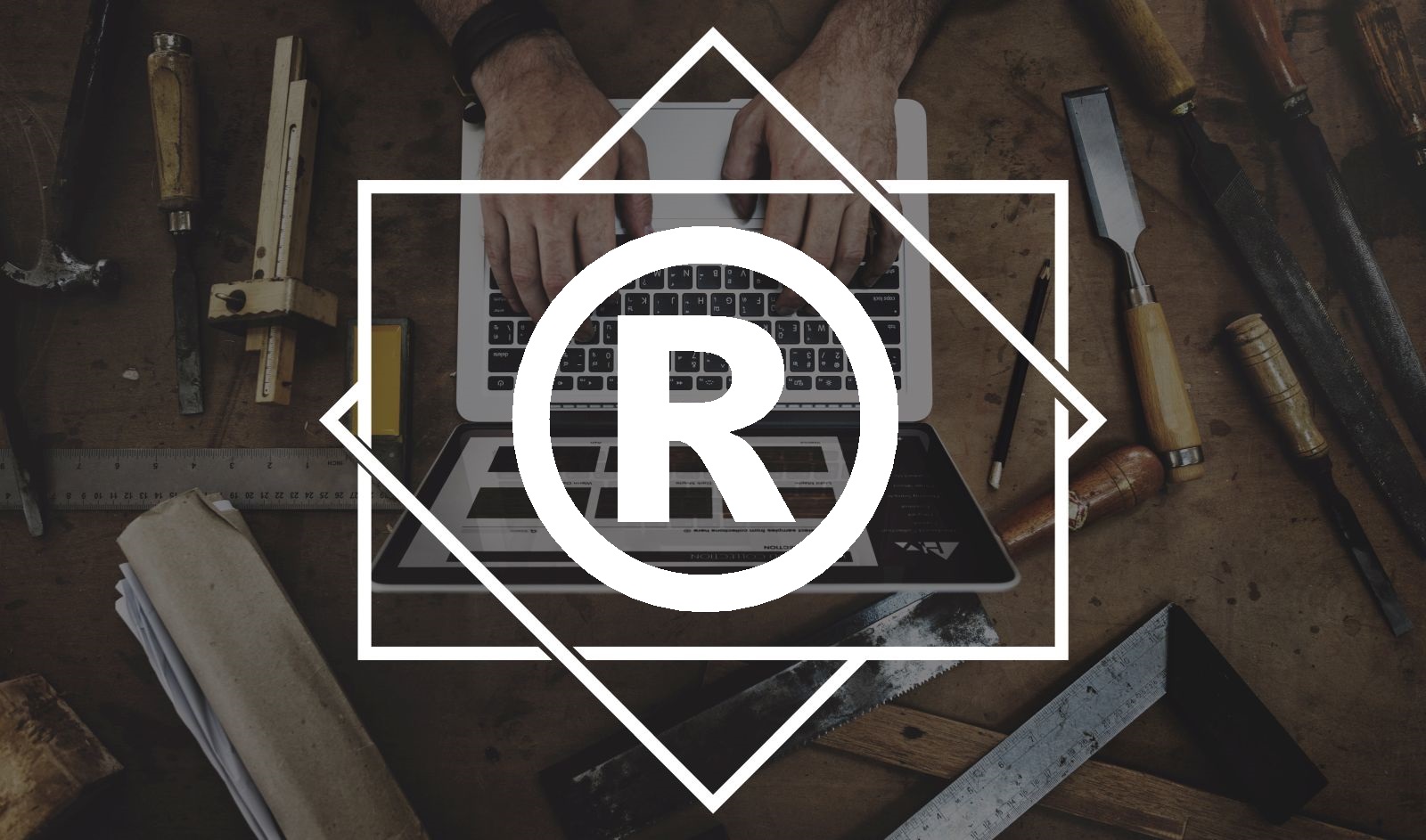 Co oznacza R w kółku przy logo firmy?